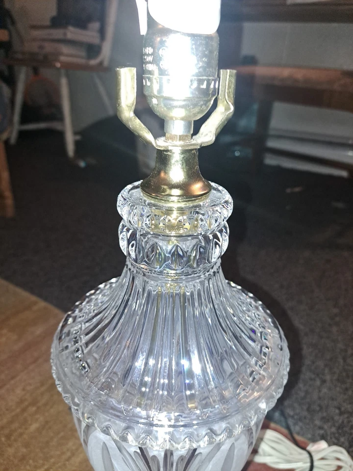 Lámpara de mesa vintage de vidrio de corte brillante de mediados de siglo transparente con base de latón 19" Foto 2 de 4