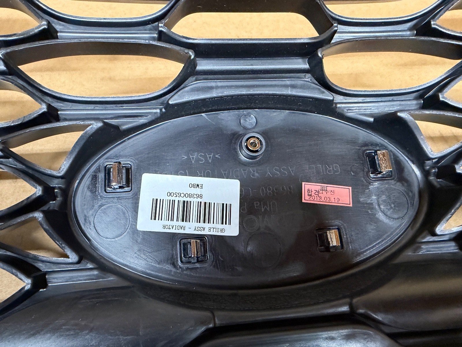 NEW OEM KIA SORENTO 2019-2020 FRONT GRILLE W/ EMBLEM W.O CAMERA BLACK/CHROME