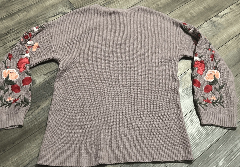 Suéter American Eagle Mujer Medio Púrpura Floral Bordado Cuello en V Foto 2 de 4