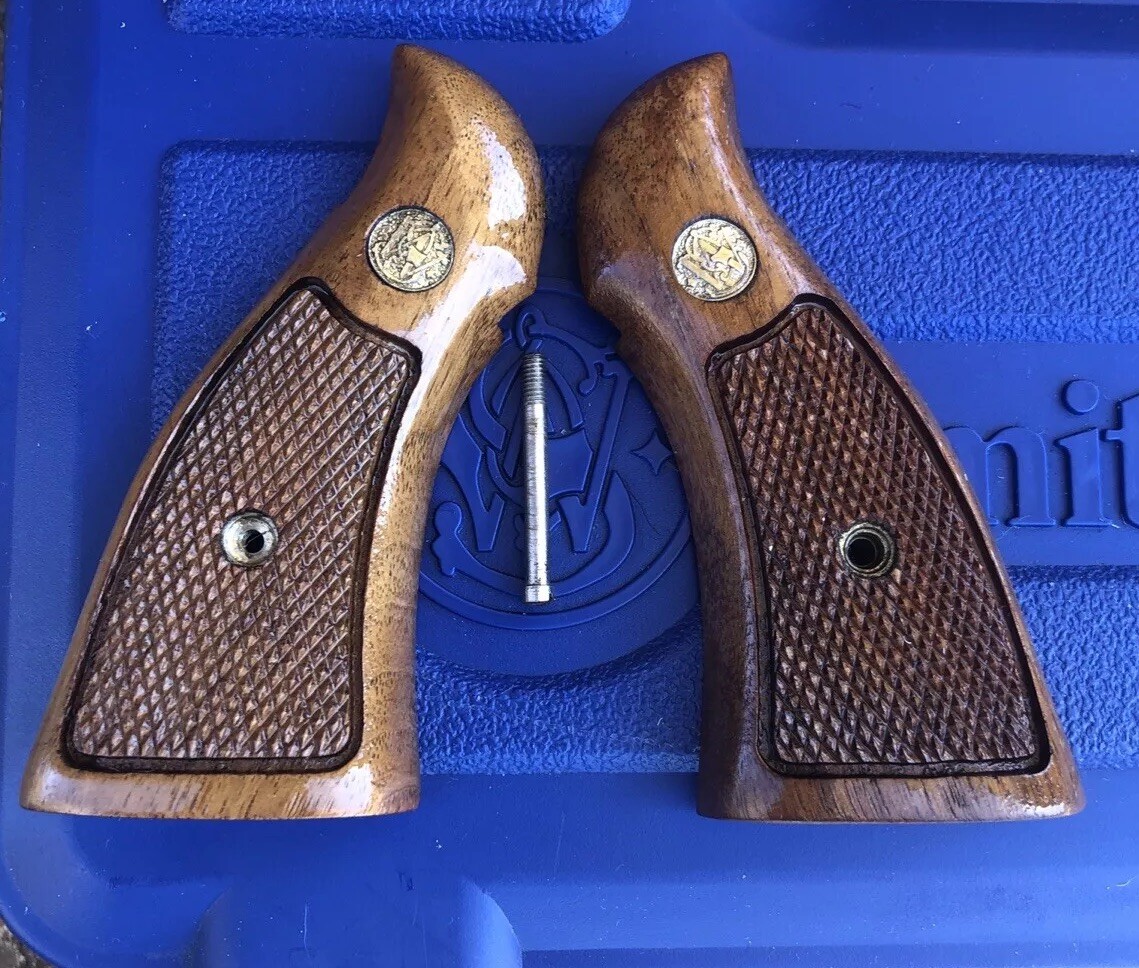 VINTAGE SMITH & WESSON K FRAME SQUARE BUTT GRIPS FOR AN S&W MODEL
