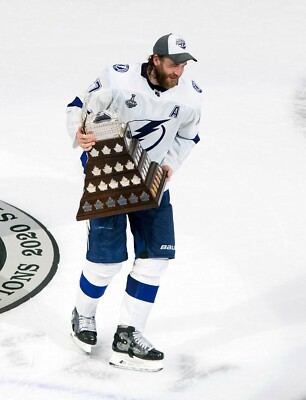 Victor Hedman Tampa Bay Lightning UNSIGNED 8x10 Photo (A2)