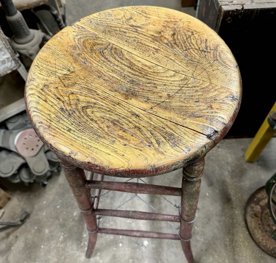 Taburete redondo de madera primitivo rústico antiguo de colección pintura roja alambre torcido Foto 2 de 4