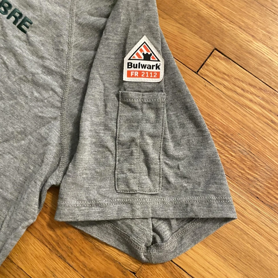 Camisa Polo Bulwark FR Para Hombres XL Gris Resistente al Fuego NFPA 2112 CBRE Logo Trabajo Foto 2 de 4