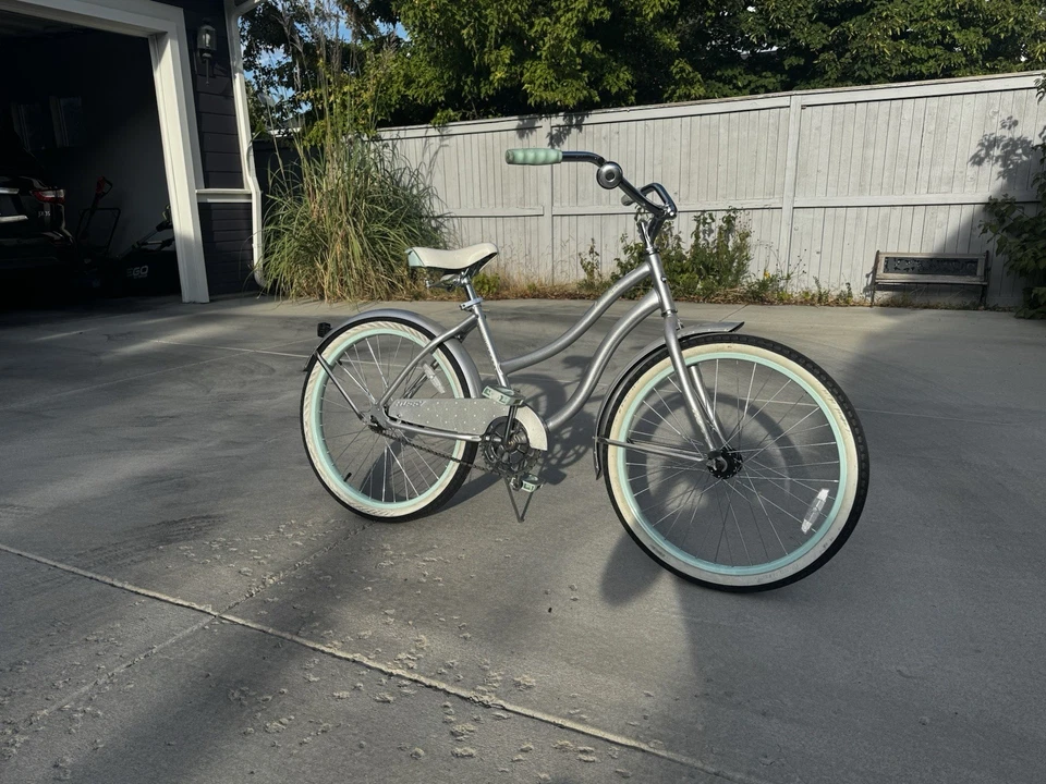 Bicicleta Cruiser plateada, blanca y azul claro, ruedas de 26”, la cesta es opcional Foto 3 de 4