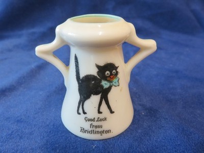 Alexandra Crested China Vase mit zwei Henkeln - Black Cat Good Luck from Bridlington