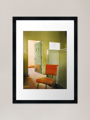Orange Stuhl wartet draußen Holdin gerahmtes Wandbild Poster Leinwanddruck Bild