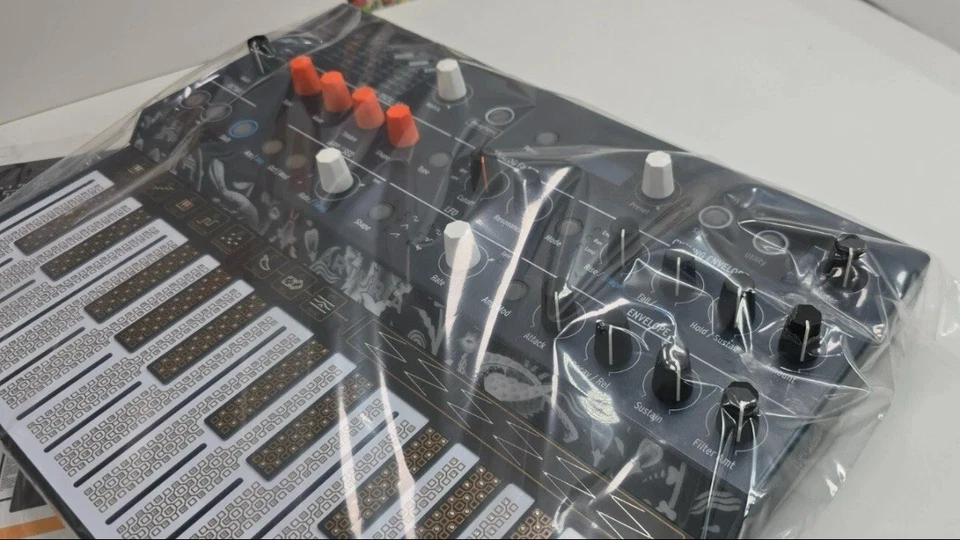 Arturia MicroFreak Paraphonic Hybrid Hardware Keyboard Synthesizer 25-Key Synth - Image 4 of 4