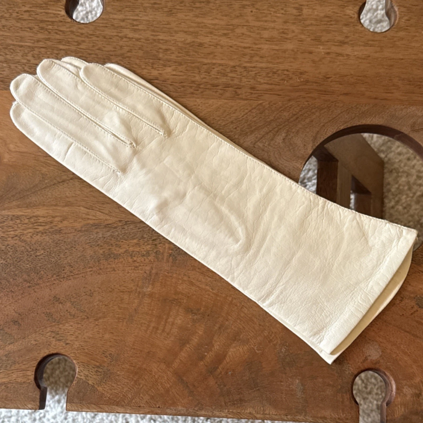 Vintage Womens Ivory Kid Leather Gloves Size 6.5, wrist length