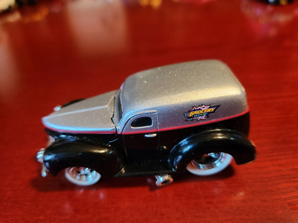 Muscle Machines 1940 Sedan Delivery Chase white Wheels & Truckin' Ford F-150 Lot - Image 4 of 4