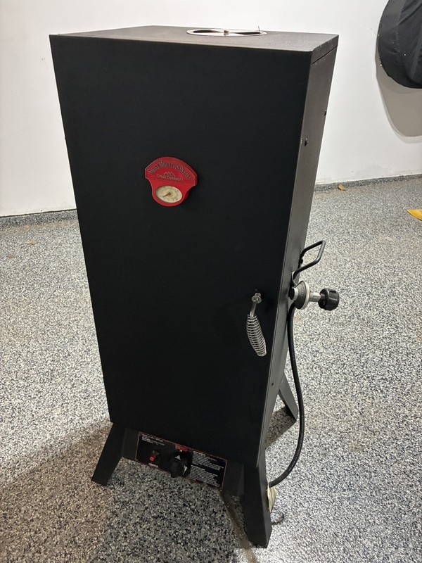Great Outdoors–Smokey Mountain (GOSM) Propane gas vertical smoker  w/chips!