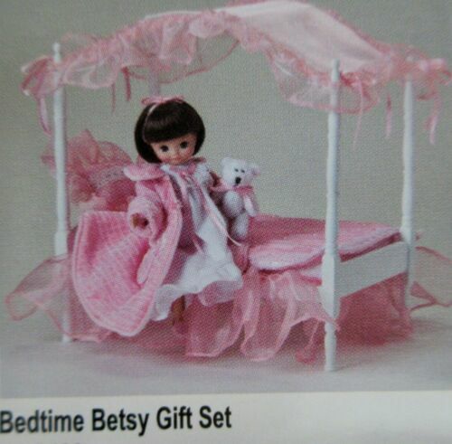 ROBERT TONNER BETSY MCCALL TRIMS A TREE CU EXCLUSIVE DOLL 