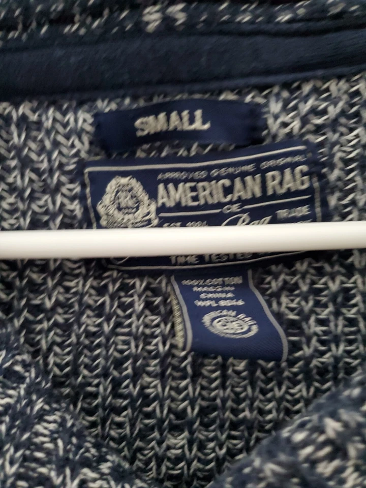 Suéter American Rag CIE Pequeño Tejido con Cable Capucha Cuello Envejecido Lavado Azul Marino Foto 4 de 4
