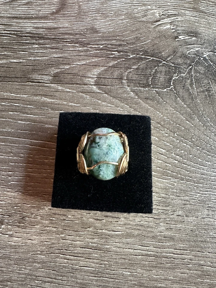 Anel embrulhado em fio de ouro verde musgo flor musgo ágata feito à mão tamanho 9,5 - Imagem 2 de 4