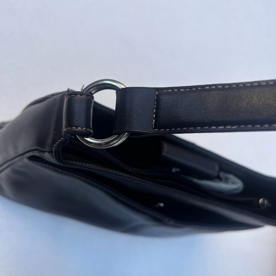 Bolso de hombro de cuero Nine West - negro estilo baguette Y2K, juntas tóricas plateadas Foto 4 de 4