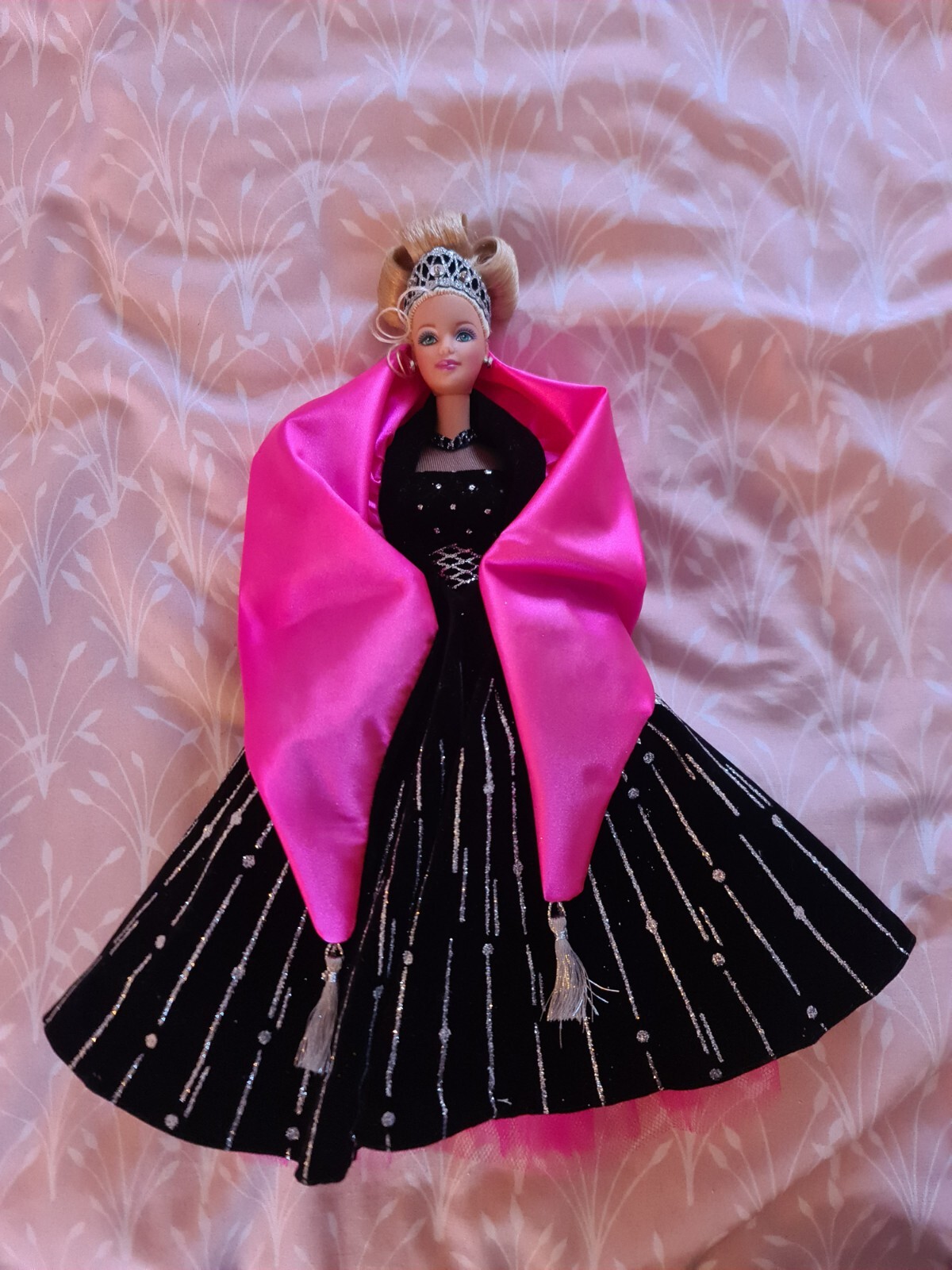 BARBIE SPECIAL EDITION  DOLL - HAPPY HOLIDAYS  1998 BRAND NEW