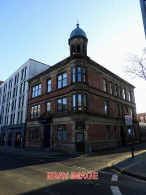 FOTO SALFORD DIE GLOCKENTURMKAPELLE STRASSE SALFORD. EIN WILSONS PUB, DER MICH GESCHLOSSEN HAT