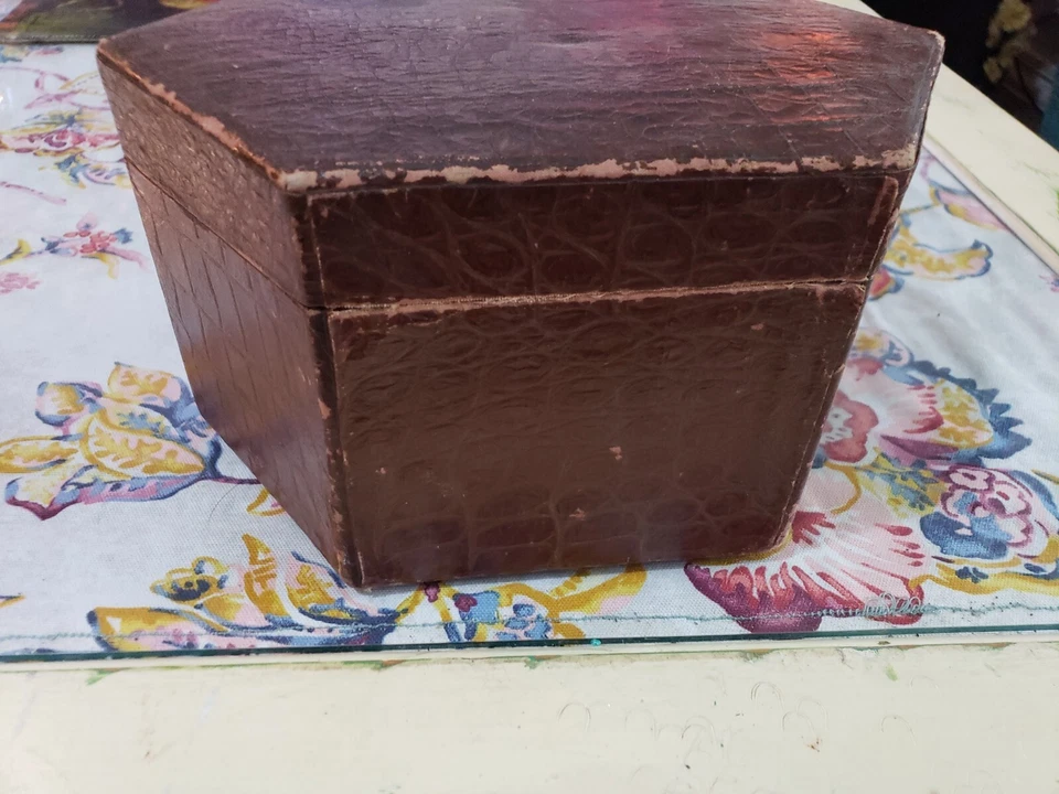 CAIXA DE COLARINHO DE COURO VITORIANO ANTIGA trava de latão hexagonal - Imagem 4 de 4