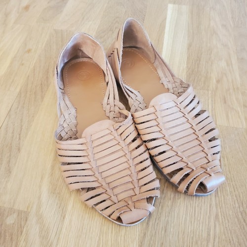 Urban Outfitters Size 8 Brown Flat 