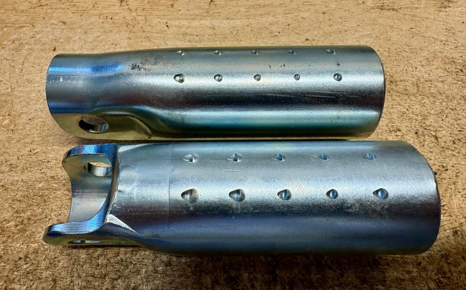 Clavijas de pie Harley NOS 1952-91 modelo K Sportster Hummer FX con logotipo 50939-52 Foto 4 de 4