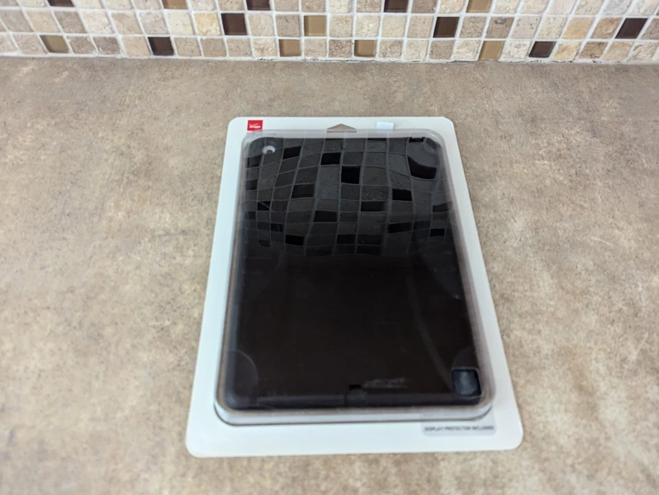 VERIZON IPAD 9.7” BLACK RUGGED COVER WITH BUILT IN SCREEN PROTECTOR M9-3(2) - Image 2 of 3