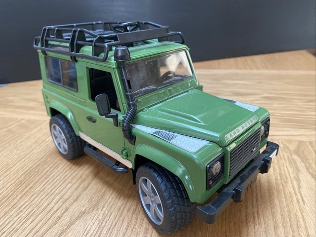 Bruder land rover defender