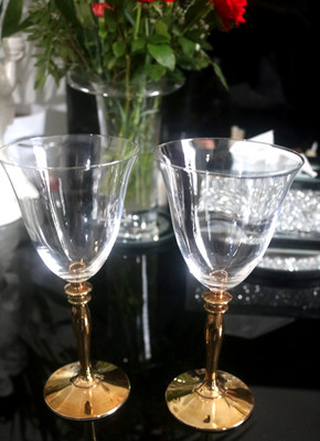 2 x üppige große Weinkristallgläser im böhmischen Stil mit edlem Goldstiel