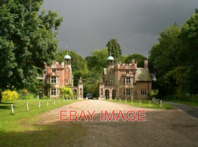 FOTO-LODGES VOR DEN TOREN DES SENNOWE PARK EINE ÄHNLICHE ANSICHT WIE NIGEL JONES ABER W