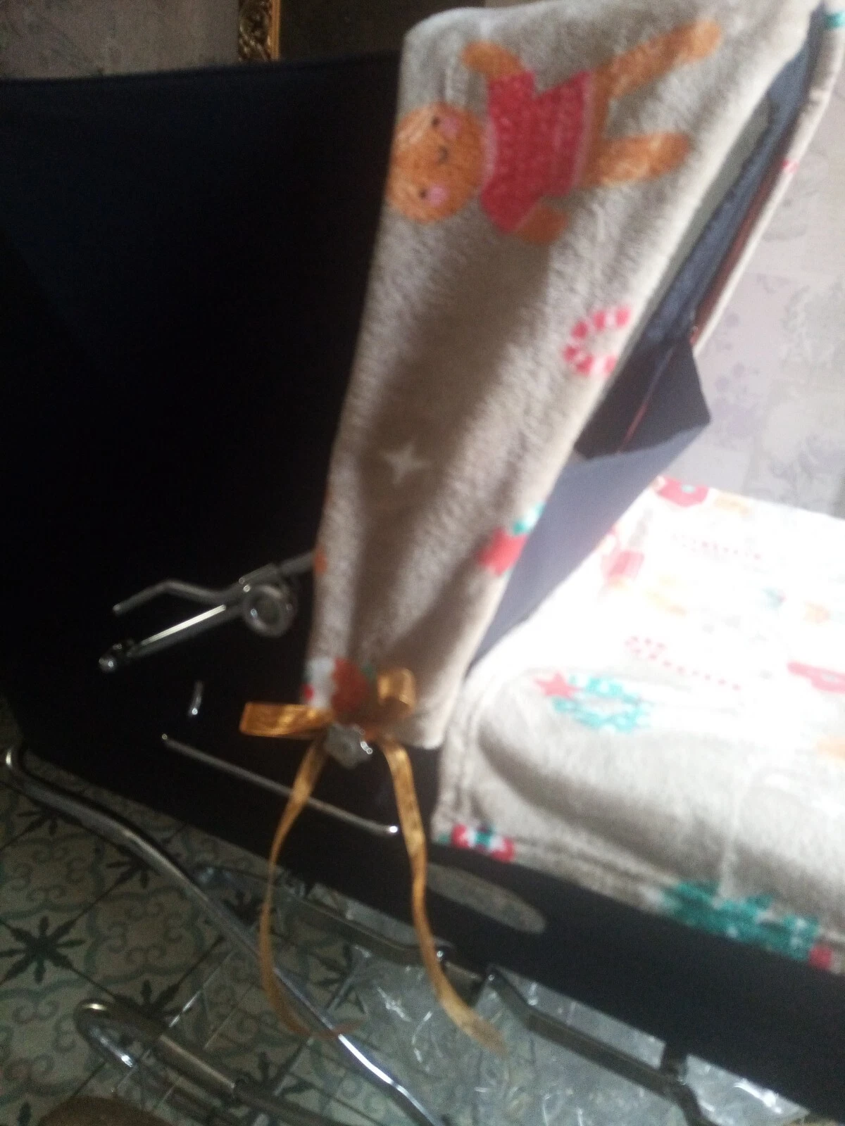 Cappuccio Coach costruito Pram pelliccia e coperta abbinati pan di zenzero uomo tema natalizio