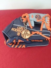 Luis Rodriguez 18 Fielding Glove left 
