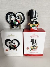 Hallmark Pepe Love Is In Zee Air  Zee Perfect Gift Looney Tunes 2 Ornaments Box