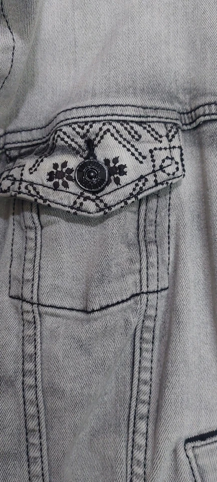 Chaqueta vaquera corta para mujer talla S Lularoe gris claro con bordado negro Foto 4 de 4