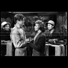 Photo F.012995 LARAINE DAY BARRY NELSON (A YANK ON THE BURMA ROAD) 1942