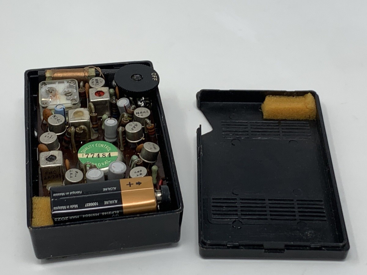 FOR PARTS OR REPAIR* Vintage Solid State 8 Pocket Transistor FOR PARTS OR REPAIR* Vintage Solid State 8 Pocket Transistor