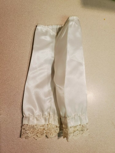 **Hermoso vestido de material tipo encaje y satén para muñeca vintage con bragas y percha** - Imagen 3 de 8