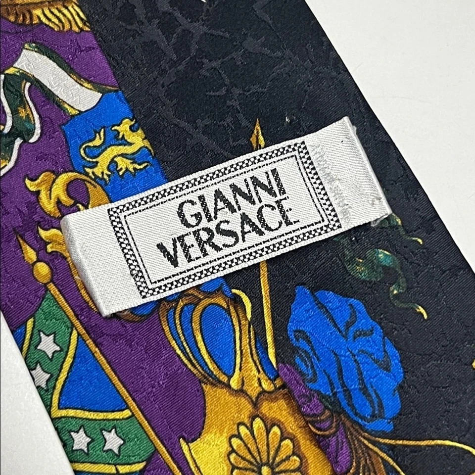 Corbata de seda Gianni Versace barroca escudo heráldico y estampado de Medusa Foto 4 de 4