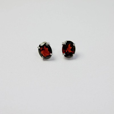 Ohrstecker Granat & 9 kt Weißgold