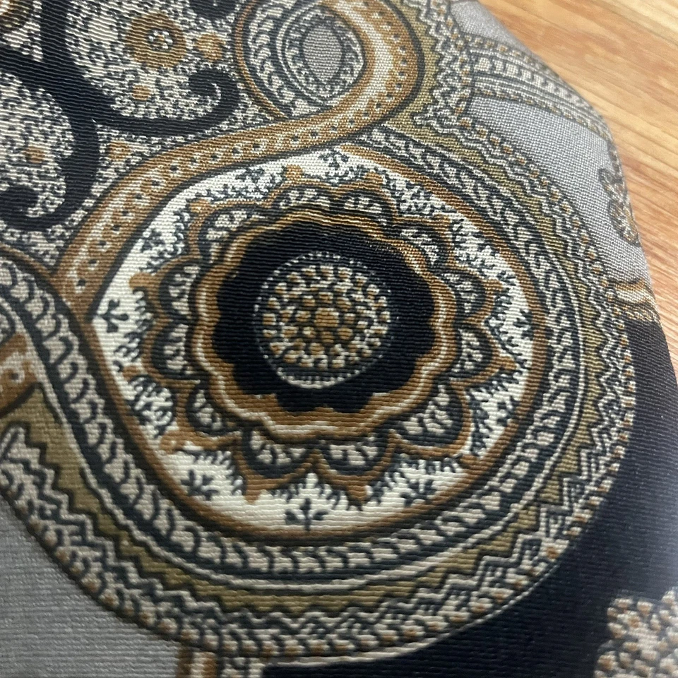 Corbata de seda para hombre Hugo Boss negra/dorada/beige patrón barroco hecha en Italia ancha Foto 2 de 4