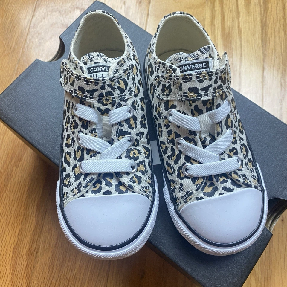 Zapatillas deportivas Converse para niñas pequeñas con estampado de leopardo 766298F talla 8 Foto 2 de 4