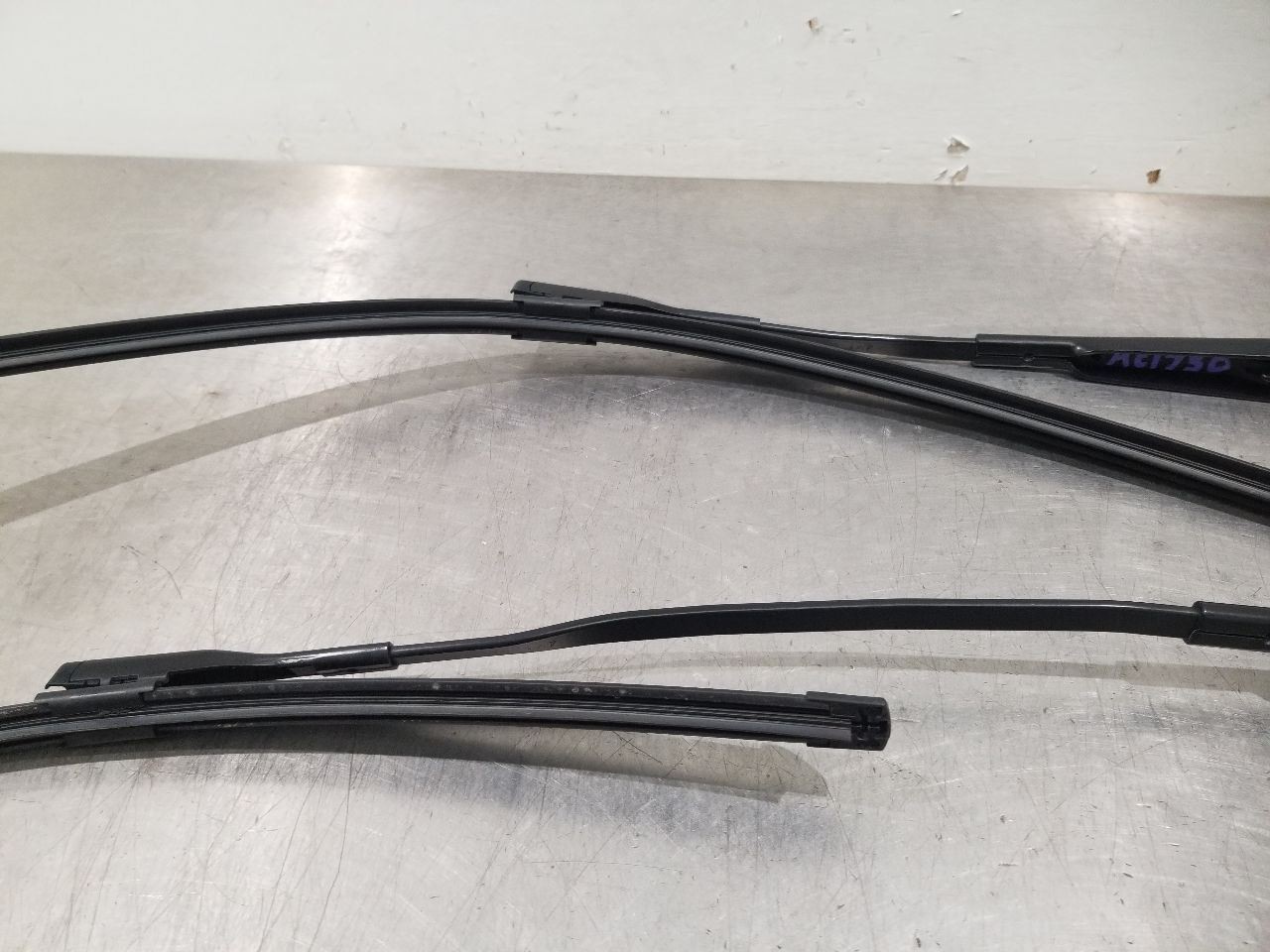 17 BENTLEY BENTAYGA FRONT WINDSHIELD WIPER ARM SET PAIR