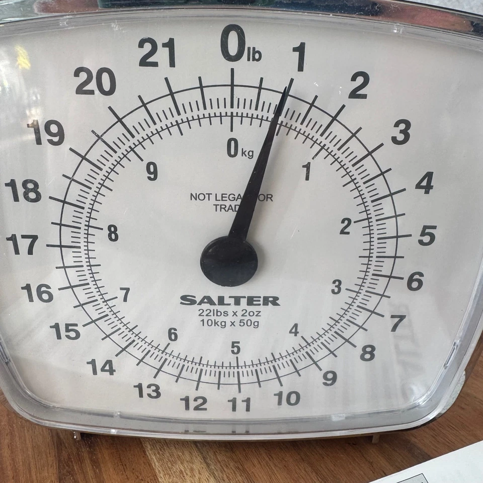 Báscula de cocina retro de colección Salter cromada 22 lb/10 kg con bandeja Foto 2 de 4