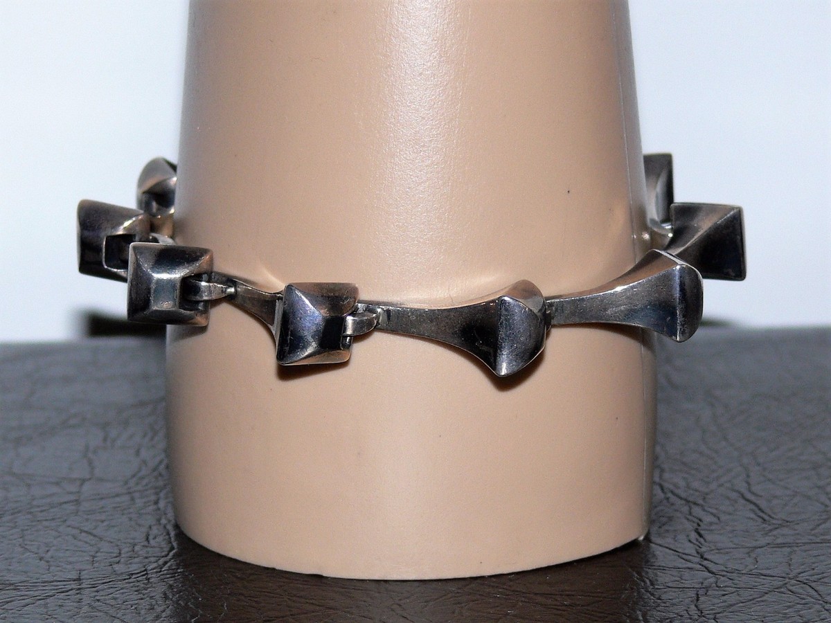 NEW $3000.00 GUCCI LOGO NAILS ITALY 925 STERLING SILVER NEW $3000.00 GUCCI LOGO NAILS ITALY 925 STERLING SILVER
