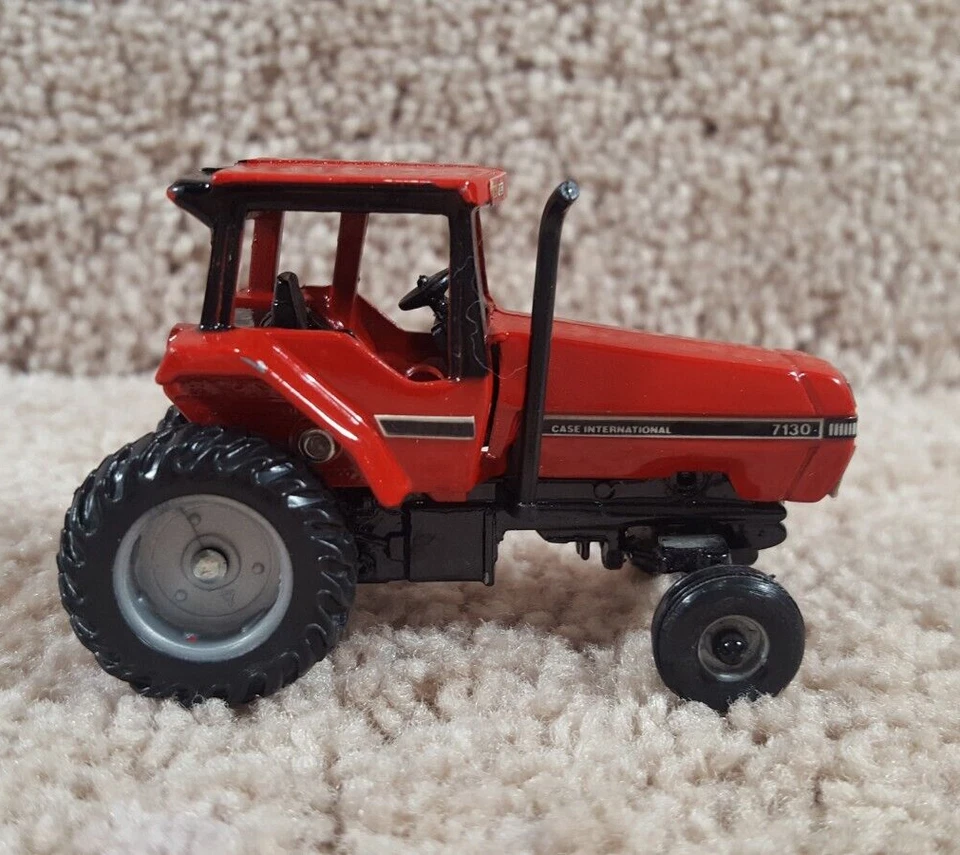 ERTL 1/64 Diecast Case 7130 IH International Harvester Tractor & 6 Bottom Plow - Image 4 of 4