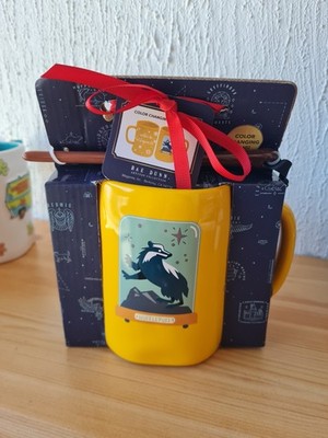 Rae Dunn - Harry Potter  - Hufflepuff- Christmas Tasse Color Changing Mug  - NEU