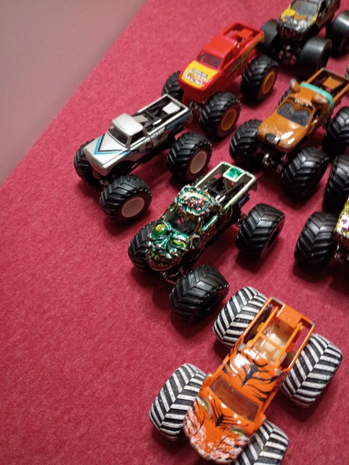 Lote de camiones Monster Jam Hot Wheels escala 1:64 diecast variedad camiones jugados Foto 2 de 4