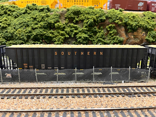 Tolva para astillas de madera Walthers Mainline Southern SOU 134642 73' desgastada + carga | Condition: Used