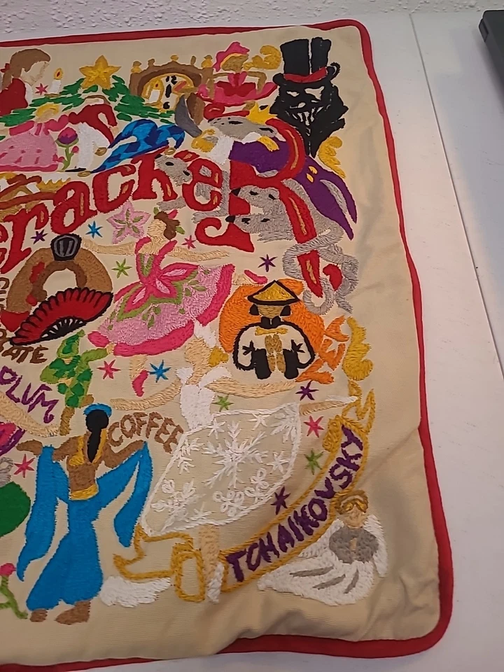 Catstudio 胡桃夹子枕头套 20 英寸方形手工刺绣圣诞阅读 Des — 第 4/4 张图片