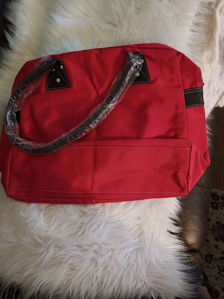 Bolsa de viagem noturna True Religion náilon vermelha nova com etiquetas 16" de comprimento - Imagem 2 de 4