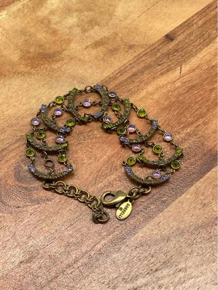 Pulsera Sorrelli de segunda mano verde y púrpura con cierre de varios hilos Foto 2 de 3