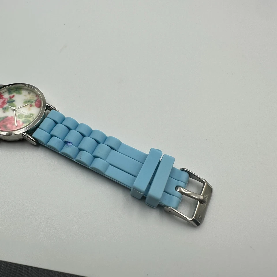 Relógio Geneva Feminino Tom Prata Mostrador Floral Pulseira de Silicone Azul Nova Bateria 9" - Imagem 4 de 4