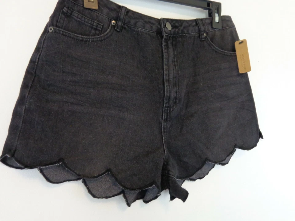 Pantalones Cortos Exuberantes Para Mujer L Negros Irene's Story Festoneados Nuevos Con Etiquetas Foto 3 de 4